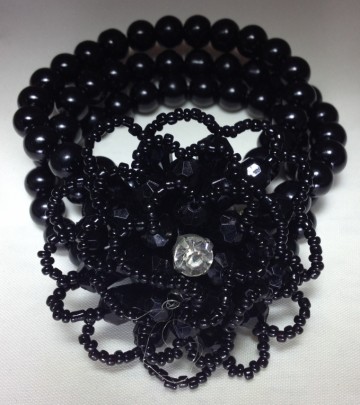 Armband parel zwart / bloem van kraaltjes