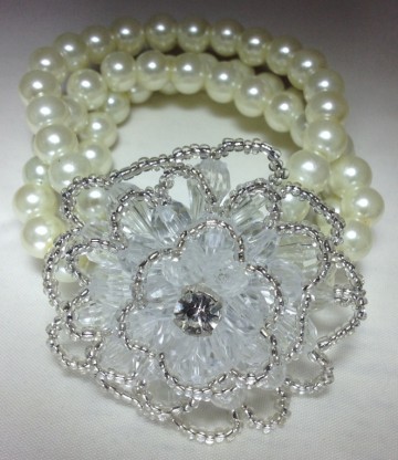 Armband parel creme / bloem van kraaltjes