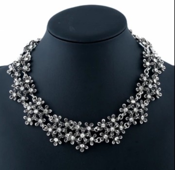 Mooie ketting met fijne bloemetjes met strass