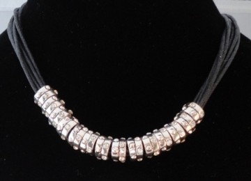 zwart leder met strass ringen